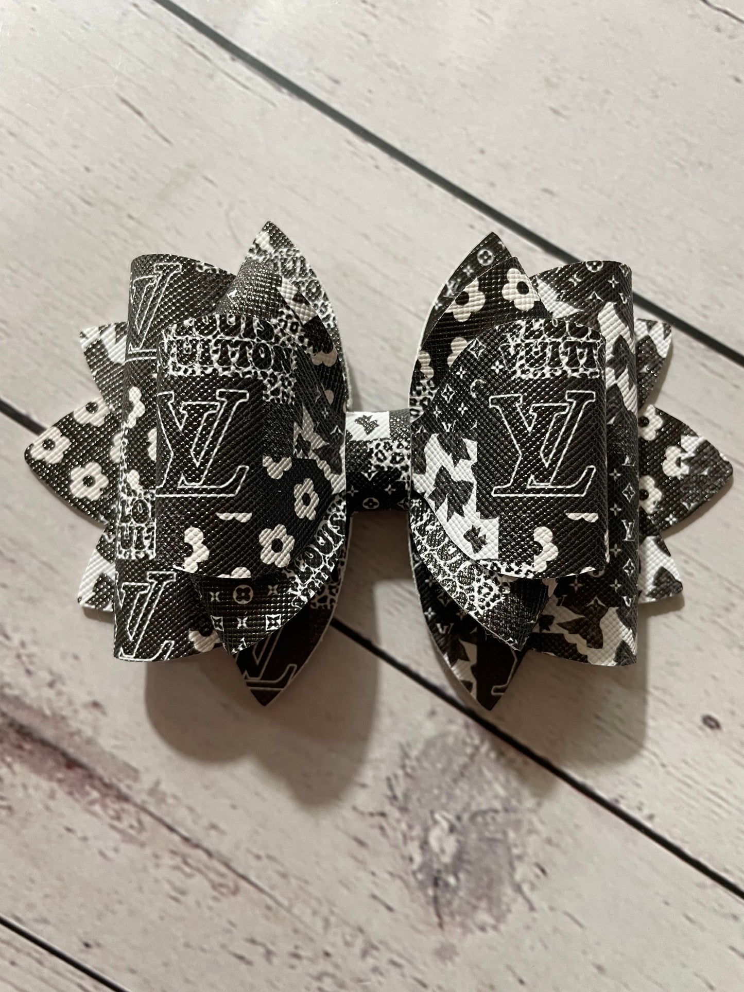 XL LV BLK & WHT bow